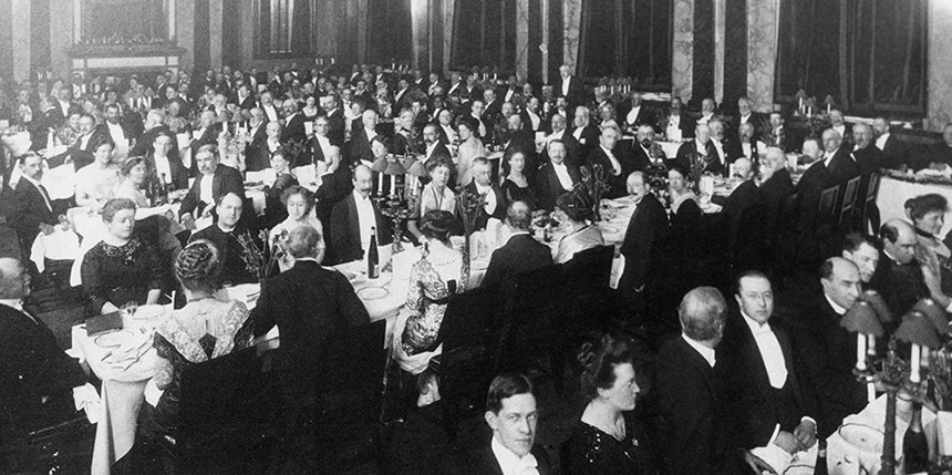 Black and white photograph of the attendees of the 1913 International Historical Congress