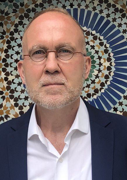 Head and shoulders photo of Professor Finbarr Barry Flood FBA (credit Alya Karame)