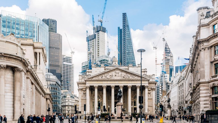 Photograph showcasing famous buildings in London