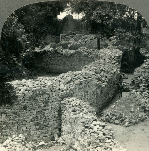 Great-Zimbabwe-Ruins-1930s-Print-Collector-Heritage-Getty.jpg