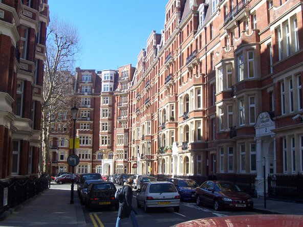 A street in Kensington, London, UK. Photo by Yaanch.