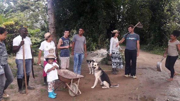 Rosinaldo Lourenço and Alessandra Lima, members of the local Research Group in Rio (CPI), work with members of the theater group Cia Marginal, which features one of our community researchers, Geandra Nobre, as one of its actors. In this photograph, the group works on developing a community garden, as CM plan to produce their next play on the community of Angolan migrants in the Maré withinin the park that surrounds the garden; many of these migrants live in the nearby favelas.