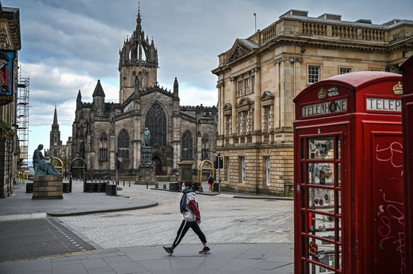 Phonebox-Royal-Mile-COVID-19-Edinburgh-Scotland-Jeff-J-Mitchell-Getty Images.jpg