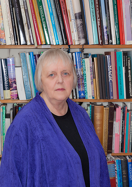 Headshot of Professor Carole Hillenbrand FBA