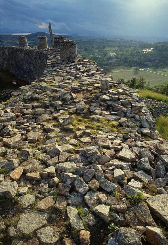 stone-wall-hill-complex-Great-Zimbabwe-1986-DeAgostini-Getty.jpg